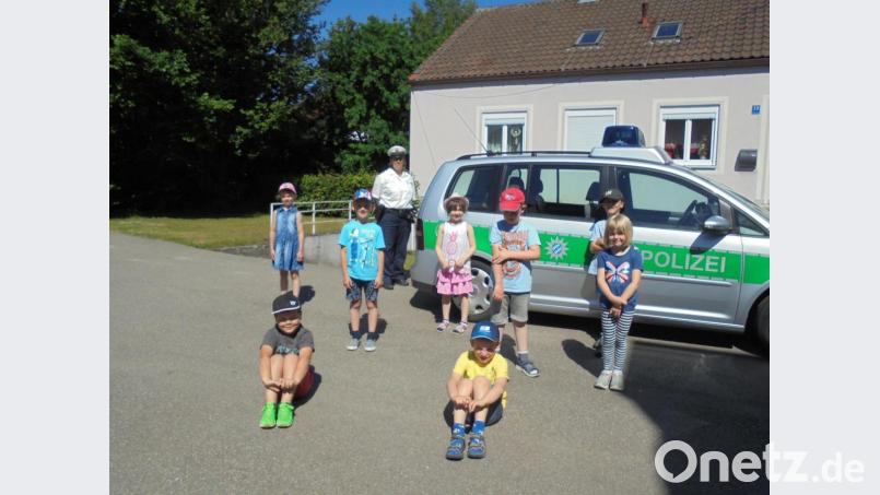 Besuch von der Polizei erhielt das Kinderhaus Pechbrunn. Am Schluss durften die Kinder das Polizeiauto inspizieren und sogar das Blaulicht einschalten. Bild: Kinderhaus Pechbrunn/exb