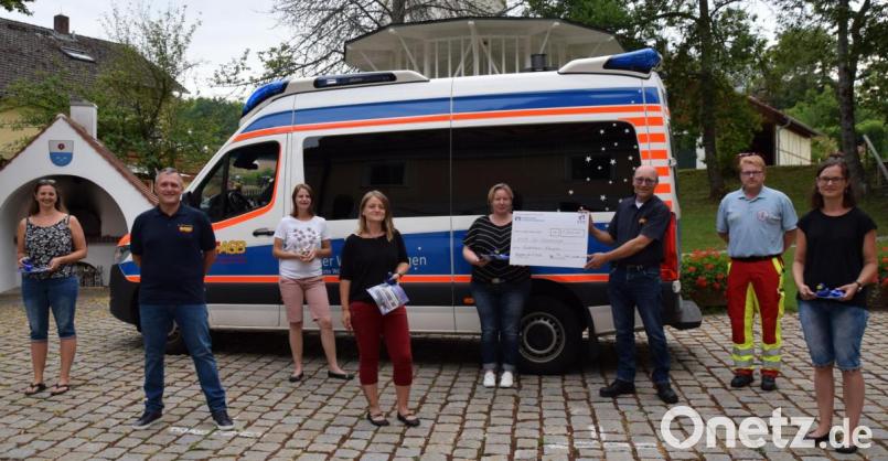 Die Damen des Kinderbasarteams übergeben eine Spende von 1500 Euro an ASB-Geschäftsführer Andreas Brunner (Zweiter von links) und Vorsitzenden Roland Löb (Dritter von rechts) für den Wünschewagen. Bild: wku