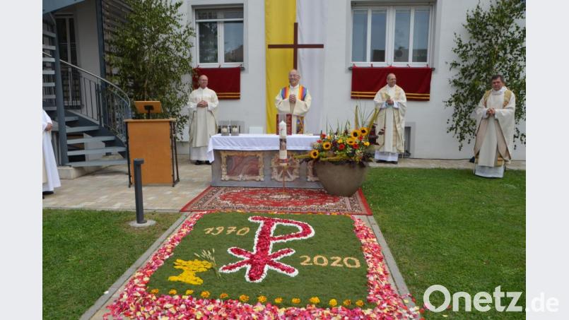 Vor dem Freialtar wurde von fleißigen Pfarrmitgliedern ein schöner Blumenteppich gelegt. Bild: dob