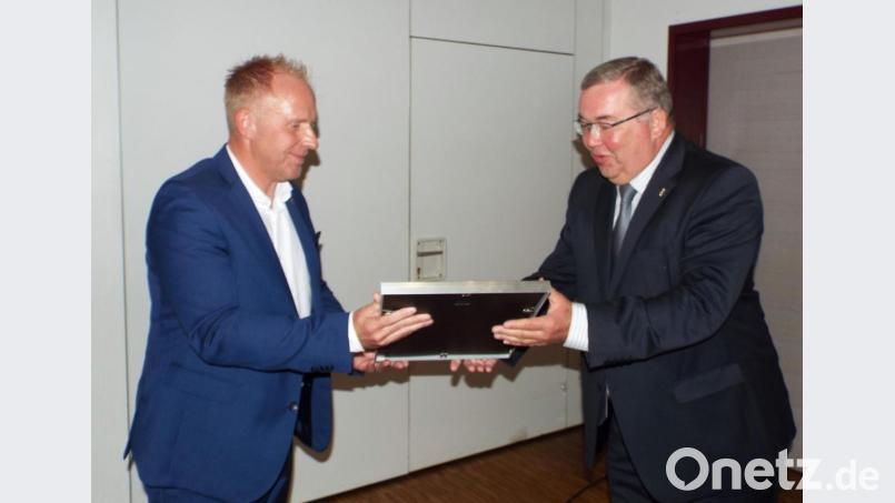 Marcus Eichemüller (links) verabschiedet Josef Reindl und überreicht ihm die kommunale Dankurkunde. Bild: e