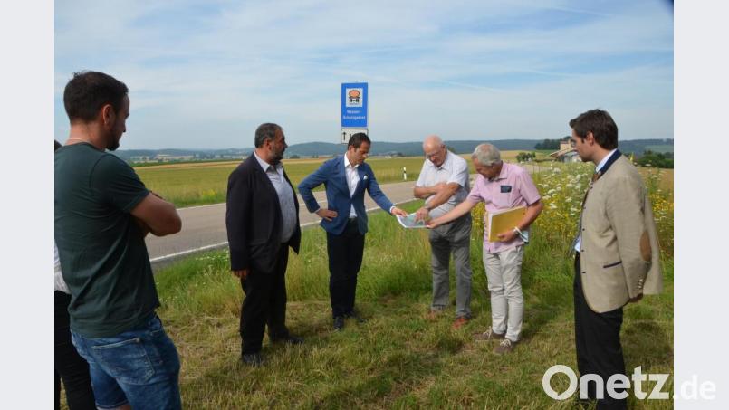 In Maienfeld bei Lennesrieth diskutierten die Teilnehmer mit Marktrat Georg Stahl, Bürgermeister Josef Beimler, Bundestagsabgeordnetem Albert Rupprecht, Leitendem Bauamtsdirektor Henner Wasmuth, Baudirektor Gerhard Kederer und Landtagsabgeordnetem Stephan Oetzinger (von links nach rechts) über den Ausbau der Lennesriether Kreuzung zu einer Kreisverkehrsanlage. Doch es ist keine Lösung in Sicht. Bild: dob