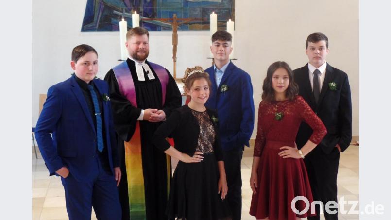 Auch für Micha Brehm (links), Vitaly Brandt, Angelina Mass, Roman Burbach, und Leoni Stiglmeier zelebrierte Pfarrer Hannes Kühn (von rechts) einen Gottesdienst zur Konfirmation. Bild: br
