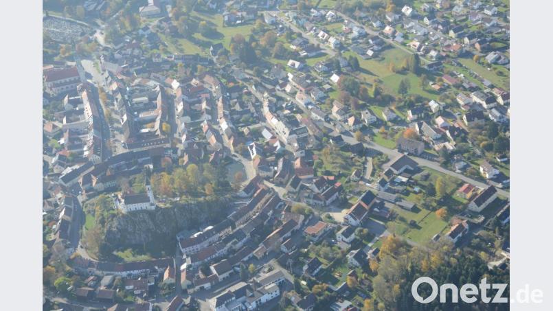Um die Kreuzbergkirche fast als Mittelpunkt und im Bereich der Stadtgräben wird der historische Ortskern Pleysteins ausgewiesen. Bild: bey