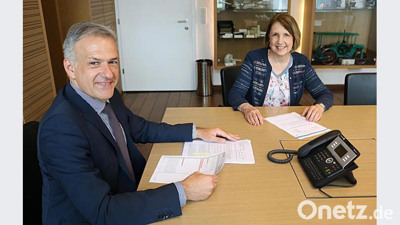 MdL Annette Karl und Landrat Roland Grillmeier sind sich einig, dass die Zukunft der Kliniken AG für die ganze Region ein wichtiges Thema ist. Bild: Stefan Malzer, Landkreis Tirschenreuth/exb