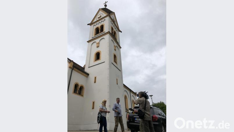 Am Kirchturm in Unterauerbach informierten die Fledermaus-Betreuer über ihre Arbeit. Bild: ga