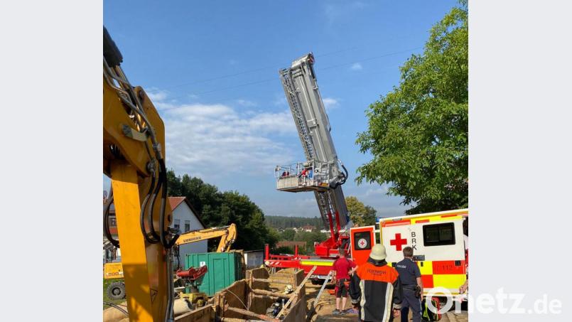 Mithilfe eines Gelenkmastes retteten Helfer einen Grubenarbeiter in Theuern. Bild: exb