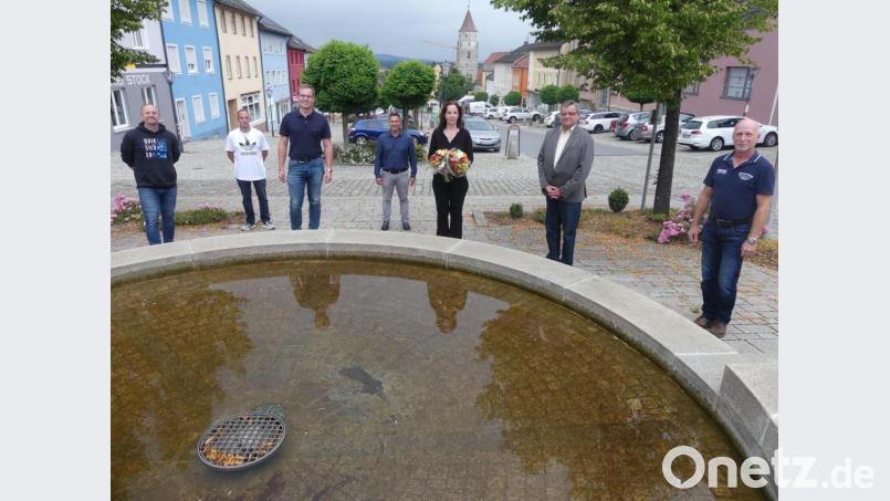 Der neue Vorstand des Eschenbacher Jugendforums mit (von links) Jürgen Schäffler, Tobias Lehl, Andreas Hermann und (rechts) Walter Seltmann. Es gratulieren Bürgermeister Marcus Gradl, Karolina Forster und Stadtverbandsvorsitzender Dieter Kies. . Bild: rn