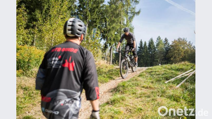 Unter anderem die Auswahl an unterschiedlichen Touren für E-Mountainbikes und E-Bikes brachte der Erlebnisregion Ochsenkopf eine Top-Platzierung ein. Bild: Lukas Hennecke/exb