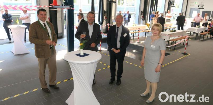 Landrat Thomas Ebeling, Bürgermeister Frank Zeitler, Schulleiter Josef Most und Außenstellenleiterin Rosina Pimmer (von links) freuen sich über die Fertigstellung der neuen Werkstätte am Berufsschulstandort Nabburg. Bild: Hirsch