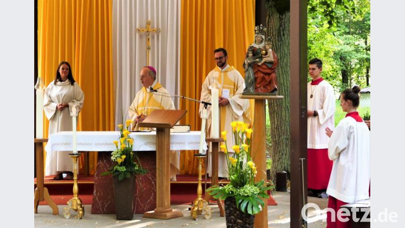Beim Gottesdienst am Freialtar (von links):
Gemeindereferentin Katharina Laurer, Weihbischof Rerinhard Pappenberger und Kaplan Lucas Lobmeier. Bild: wbe