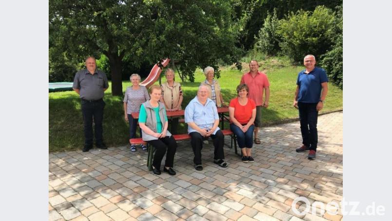 Pullenreuths Altbürgermeister Alfons Wegmann (sitzend, Mitte) feierte 85. Geburtstag. Dazu gratulierten seine Schwester Berta Bayer (vorne, von links), Tochter Irene und Bürgermeister Hubert Kraus sowie (hintere Reihe, von links) Sohn Alfons, Ehefrau Anna-Maria, die Schwägerinnen Theres und Gertrud sowie Sohn Thomas.. Bild: exb