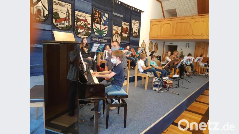 Riesenbeifall der Zuhörer dankte den kleinen „Künstlern“ für ihre Darbietungen. Musikschulleiter Ziegler sprach Dankesworte an Schüler, Eltern, dem Förderverein Musikschule und dem Träger der Musikschule, dem Markt Moosbach, aus. Bild: gi