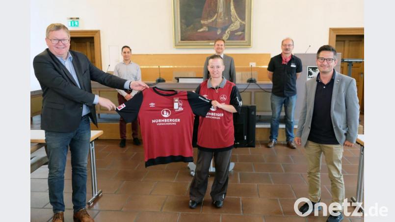 Oberbürgermeister Michael Cerny (links) übergibt im Beisein von Stefan Bruckner, Bernhard Mitko und Hans-Jürgen Haas (hintere Reihe, von links) die beiden Ehrentrikots des 1. FC Nürnberg an Carmen Birner vom Busunternehmen Reichert sowie Rolf Wilschütz von der Firma Linzer (rechts). Bild: Susanne Schwab/exb