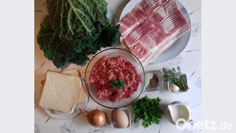 Die Zutaten für den Wirsing-Hack-Auflauf. Bild: Petra Fischer/exb