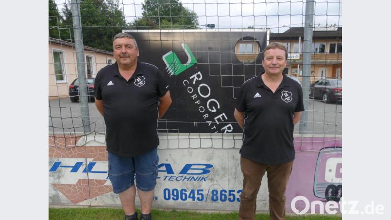 Mit Alfons Preßler und Mario Kendzia (von links) haben es nur zwei Spieler der 1. Herrenmannschaft zur Abschlussfeier geschafft. Sie freuen sich über den Aufstieg in die Bezirksliga A. Bild: rn