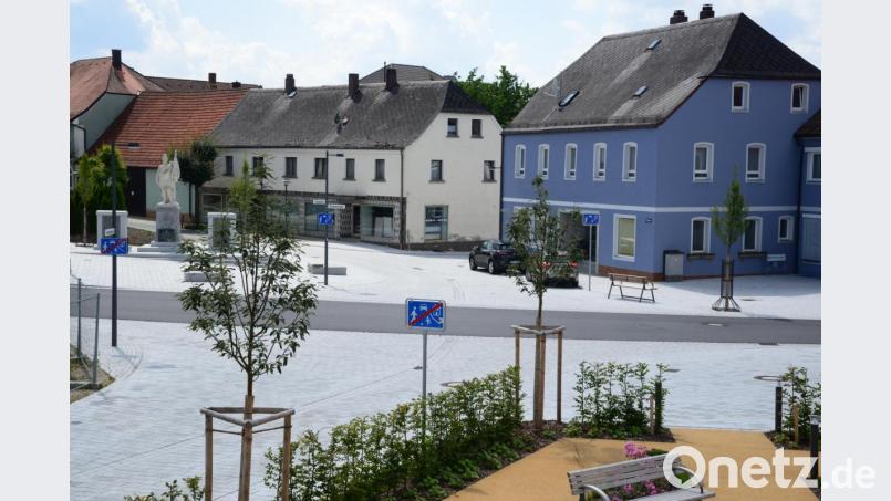 Der Tillyplatz in Eslarn soll ein Treffpunkt für Jung und Alt werden. Bild: bey