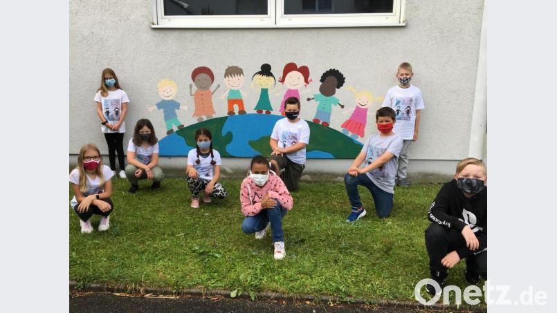 Gemeinsam verschönerten die Schüler der vierten Klasse den Eingangsbereich. Bild: G.Gietl/exb