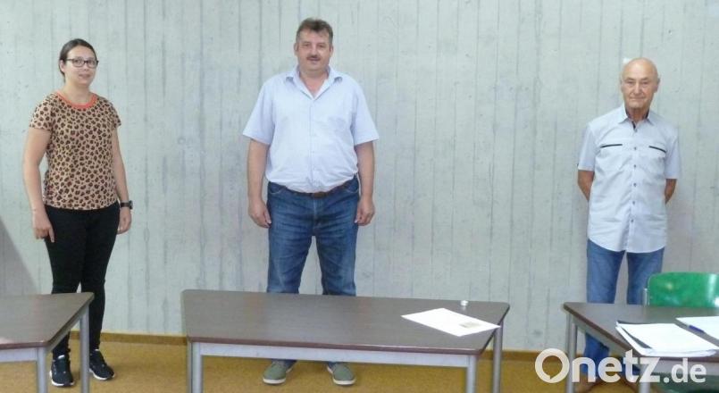 Bürgermeister Reinhard Kreuzer (Mitte) dankt der Jugendbeauftragten Andrea Spichtinger und dem Seniorenbeauftragten Hermann Wallisch für die Übernahme des Amtes für weitere sechs Jahre. Bild: Portner