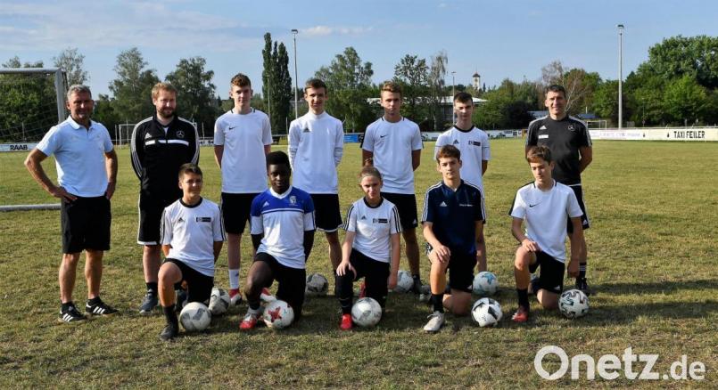 Die Weidener Stützpunkttrainer Klaus Rodler (links), Andreas Bauernfeind (Zweiter von links) und Stefan Grünauer (rechts) haben die Spieler des Jahrgangs 2005 aus dem DFB-Stützpunktsystem verabschiedet. Bild: exb