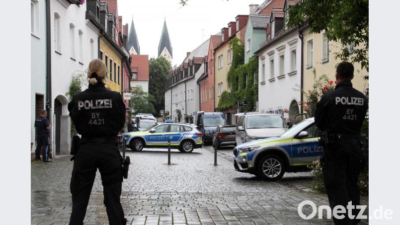 Die Polizei sichert explosives Material in der Weidener Altstadt. Bild: za