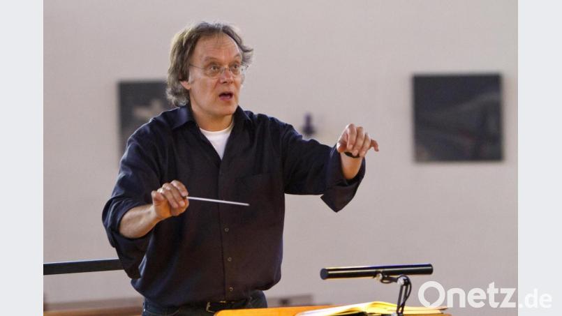 Dirigent Dieter Müller richtet derzeit jede einzelne Probe individuell aus. Das Singen macht aber trotz Corona-Auflagen den Chormitgliedern viel Spaß. Bild: Uwe Walzenbach/exb