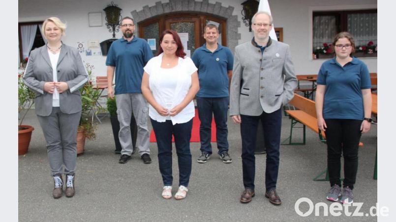 An der Spitze des Bogenclub Oberviechtach steht die Vorstandschaft mit (von links) Martina Herrmann, Christian Scheibl, Petra Fleischmann, Daniel Michl, Wigbert Herrmann und Stefanie Fleischmann. Bild: frd