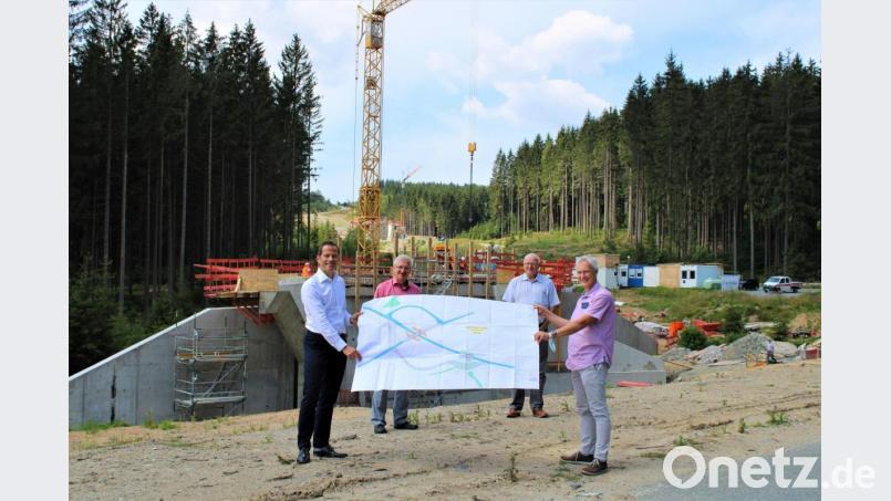 MdB Albert Rupprecht (von links), Erbendorfs Bürgermeister Johannes Reger, Bauamtsleiter Henner Wasmuth und Baudirektor Gerhard Kederer machten sich vor Ort ein Bild von der Baustelle am Hessenreuther Berg. Bild: ckl