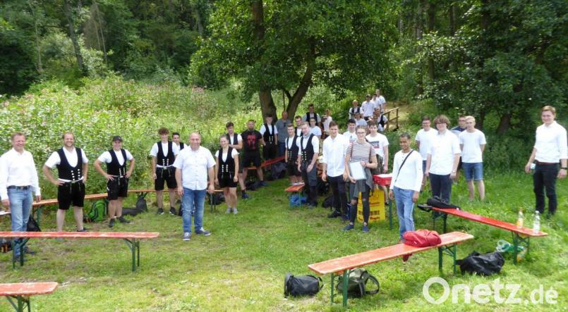 In gebührendem Abstand stellen sich die drei Gruppen des Schreiner- und Zimmerer-Handwerks mit Manfred Häring und Adrian Blödt (von links) sowie Bürgermeister Gerhard List (Mitte) zum Gruppenbild auf, . Bild: fsb