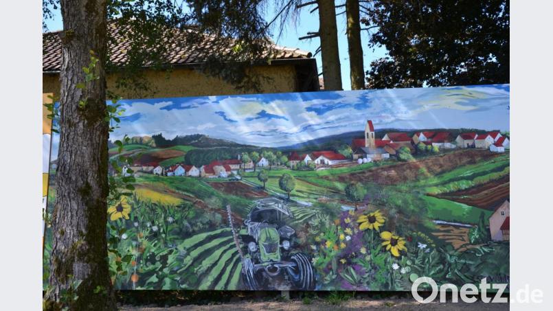 Die Häuser, die Straßen, die Äcker: Fast jedes Detail von Sassenreuth hat Künstler Dieter Windisch auf eine Holzwand gemalt. Diese schmückt nun den Spielplatz im Dorf. Bild: Anne Wiesnet