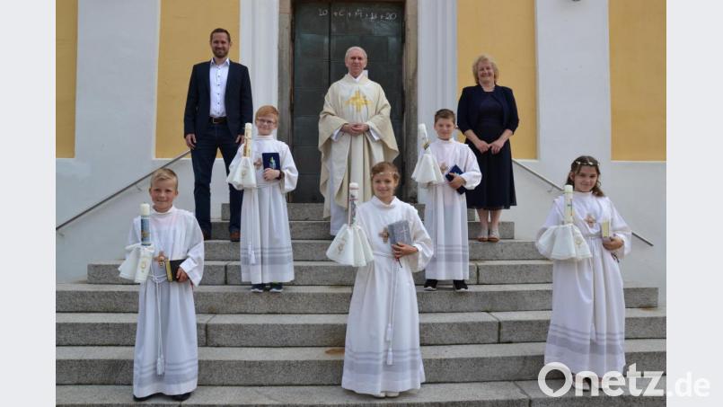 Zwei Mädchen und drei Buben gingen erstmals an den Tisch des Herrn. Zur Erstkommunion beglückwünschte die Kinder Pfarrer Josef Most, Klasslehrer Roman Klos und PGR-Sprecherin Elisabeth Völkl. Bild: gi