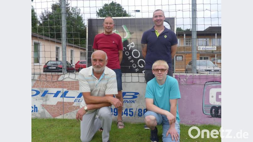 Auch die 2. Herrenmannschaft um Richard Suttner, Marcel Reifenberger (vorne von links) sowie Richard Theobald und Florian Reinl (hinten von links) steigt auf. Bild: rn