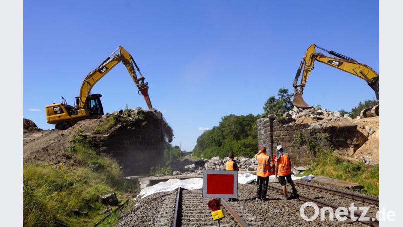 Nachdem die Fahrbahnträger ausgebaut waren, brachen Bagger das Widerlager der Vollmerbrücke ab. Bild: bkr