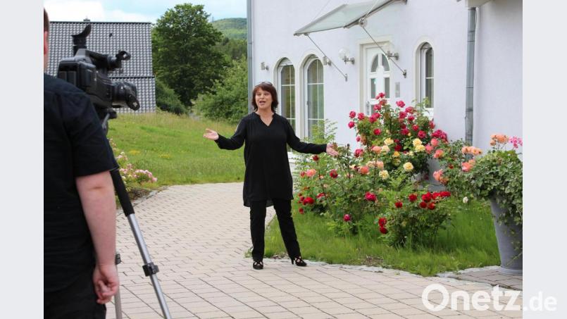 Dreharbeiten in Hohenberg: Mit „Servus, mach’s guat“ erinnert Nicki an die 80er Jahre. Zu sehen sind die Aufnahmen im Herbst. Bild: Pamela Bär, Agentur für audiovisuelle Medien/exb