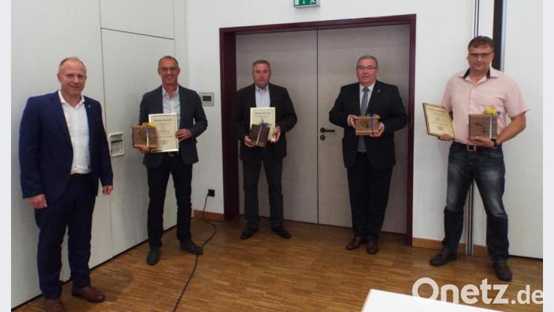 Bürgermeister Marcus Eichenmüller (von links) verabschiedete die langjährigen Stadträte Georg Dobmeier, Rudolf Bergmann, Josef Reindl und Thomas Sehr. Bild: e