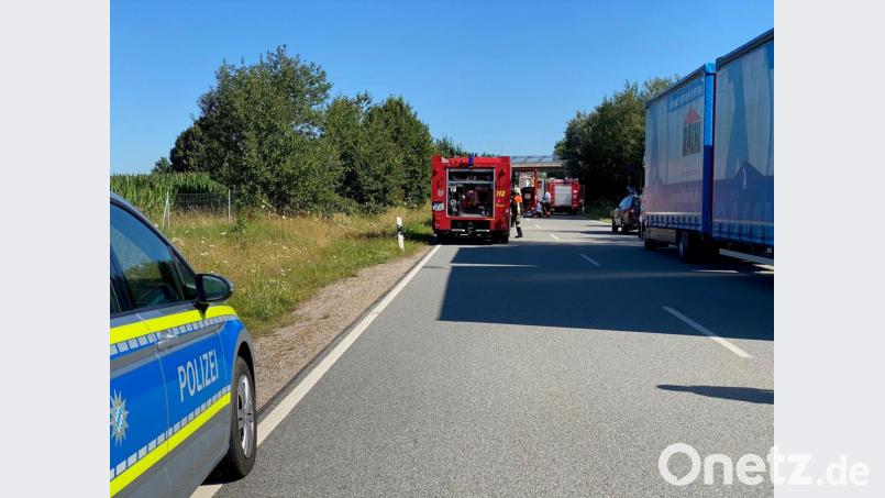 Wegen den Rettungsarbeiten ist die Bundesstraße 16 noch immer beidseitig gesperrt. Bild: Alexander Auer