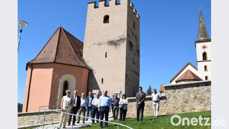 Vor dem Sachsenturm und der Versöhnungskapelle wurde die Staatsministerin Monika Grütters (links) von politischen und kirchlichen Mandatsträgern empfangen. Bild: bnr