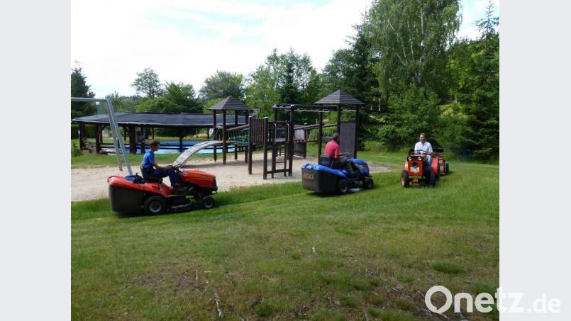 Arbeitseinsatz im Waldfreibad Altglashütte. Wasserwacht und Mitglieder des Förderkreis Freibad Altglashütte helfen zusammen. Bild: Siegfried Walter/exb