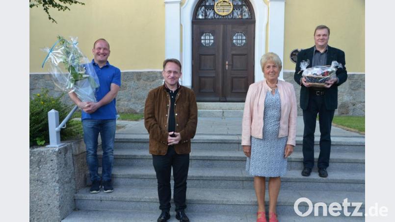 Seit mehr als 30 Jahren ist Annemarie Schwägerl in der Sakristei in der Benefiziumskirche St. Johannes Nepomuk in Waldau als Mesnerin verantwortlich. Jetzt dankten ihr Dekan Alexander Hösl (Zweiter von links), Kirchenpfleger Helmut Graf (links) und Pfarrgemeinderatssprecher Alexander Koller (rechts) für diesen wichtigen Dienst. Bild: dob