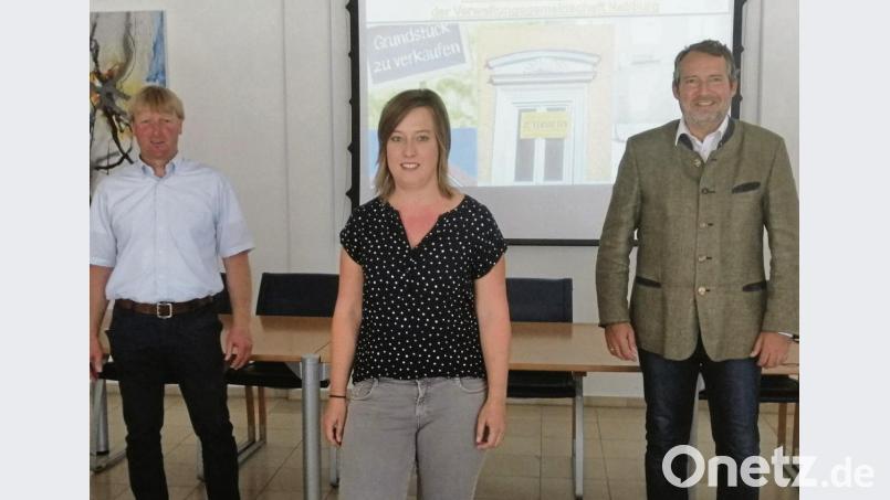 Im Bereich der Verwaltungsgemeinschaft gibt es nun eine eigene Immobilienbörse im Internet. Julia Schmid (Mitte) hat sie auf die Beine gestellt. Bild: wpt