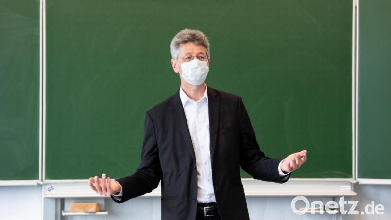 Kultusminister Michael Piazolo sucht neue Lehrer – notfalls auch ohne Studium. Bild: Sven Hoppe/dpa