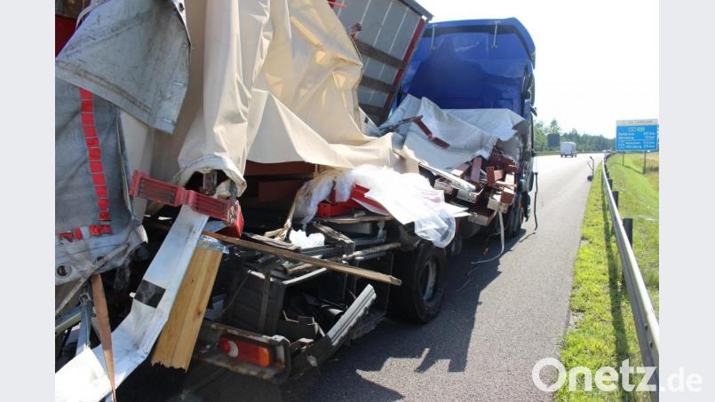 Unfall auf der Autobahn 6, Höhe Ebermannsdorf: Zwei Lkw kollidieren. Bild: pvia
