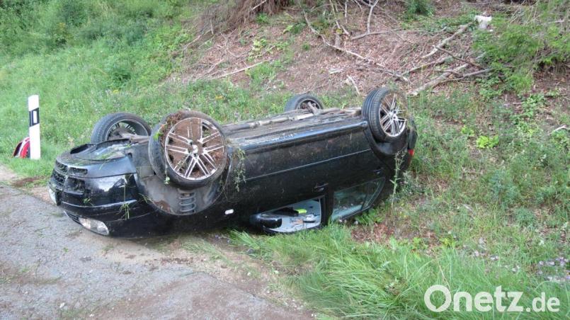 Das Auto landete im Straßengraben auf dem Dach. Bild: Polizei Sulzbach-Rosenberg