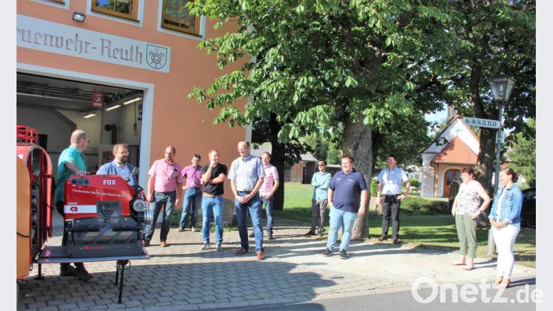 Maschinist Robert Schraml und Bürgermeister Hans Walter (von links) demonstrierten dem Kastler Gemeinderat die neue Tragkraftspritze der FFW Reuth. Bild: stg