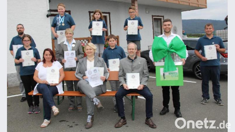 Die erfolgreichsten Schützen der beiden Vereinsmeisterschaftsturniere sind mit Urkunden ausgezeichnet worden. Schirmherr Philipp Troppmann (Zweiter von rechts) gratulierte zu den Ergebnissen. Bild: frd