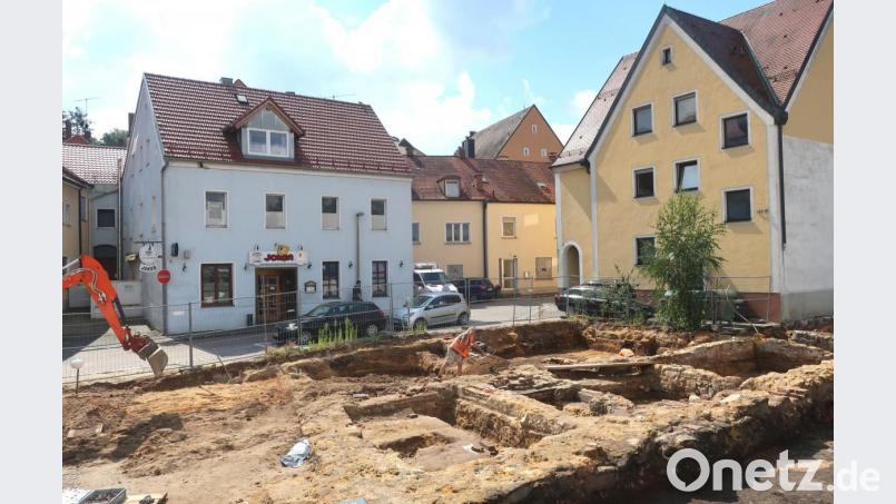 Beim Graben am Spitalplatz in Schwandorf entdeckten die Bauarbeiter Reste der historischen Stadtmauer und über 400 kleinere Fundstücke. An dieser Stelle soll eine Außenstelle des Landesjugendamtes entstehen. Bild: Hirsch