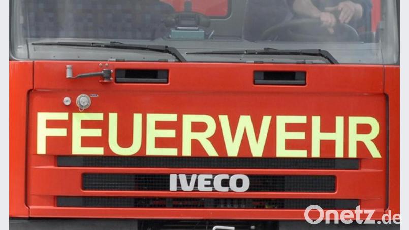 Gleich mehrere Feuerwehren rückten zur Brandbekämpfung in der Müllsortieranlage Steinfels an. Archivbild: Petra Hartl