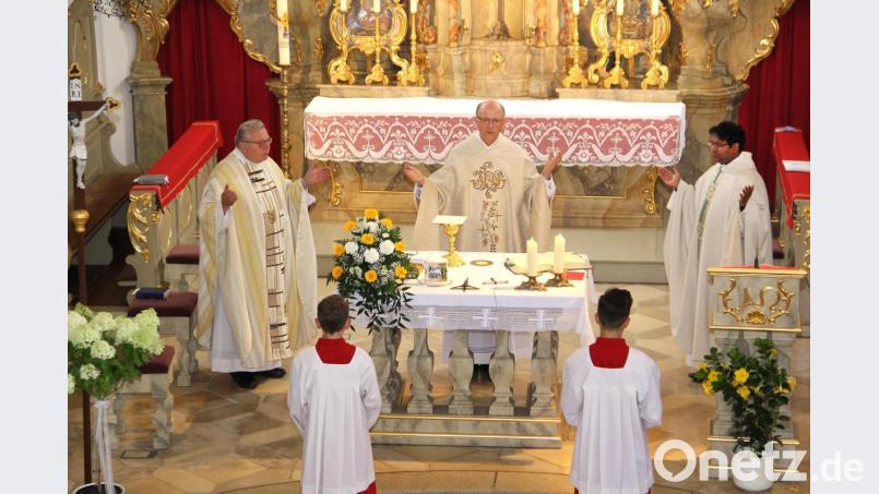 In der Pfarrkirche Sankt Martin fand der Festgottesdienst zum Priesterjubiläum von Pfarrer Max Stigler (links) statt. Die Eucharistie feierte er in Konzelebration mit Pfarrer Herbert Rösl und Kaplan William Akkala. Bild: boj