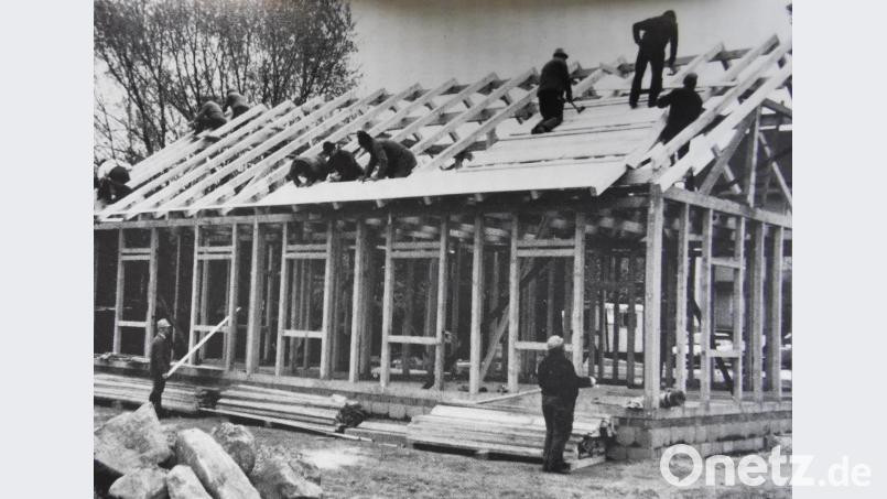 Solidarisch packten die Mitglieder des OWV beim Bau des Wanderheims kräftig mit an. Bild: gz (Archiv)