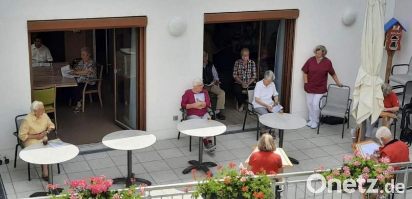 Nach von der Corona-Pandemie erzwungenen monatelangen Pause konnte Birgit Seidl (stehend, rechts), die Leiterin der Solitären Tagespflege St. Barbara, ihre Pflegegäste erstmals wieder zu einem Musiknachmittag einladen. Bild: u