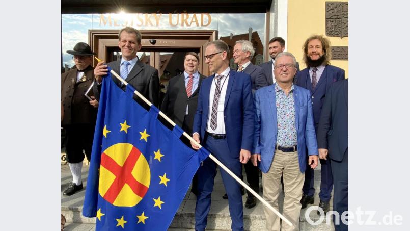 Das umstrittene Bild mit Paneuropa-Fahne vor dem Rathaus in Cheb mit dem Vorsitzenden Bernd Posselt (dritter von links) und dem Waldsassener Unternehmer Luis-Andreas Hart (rechts). Bild: exb